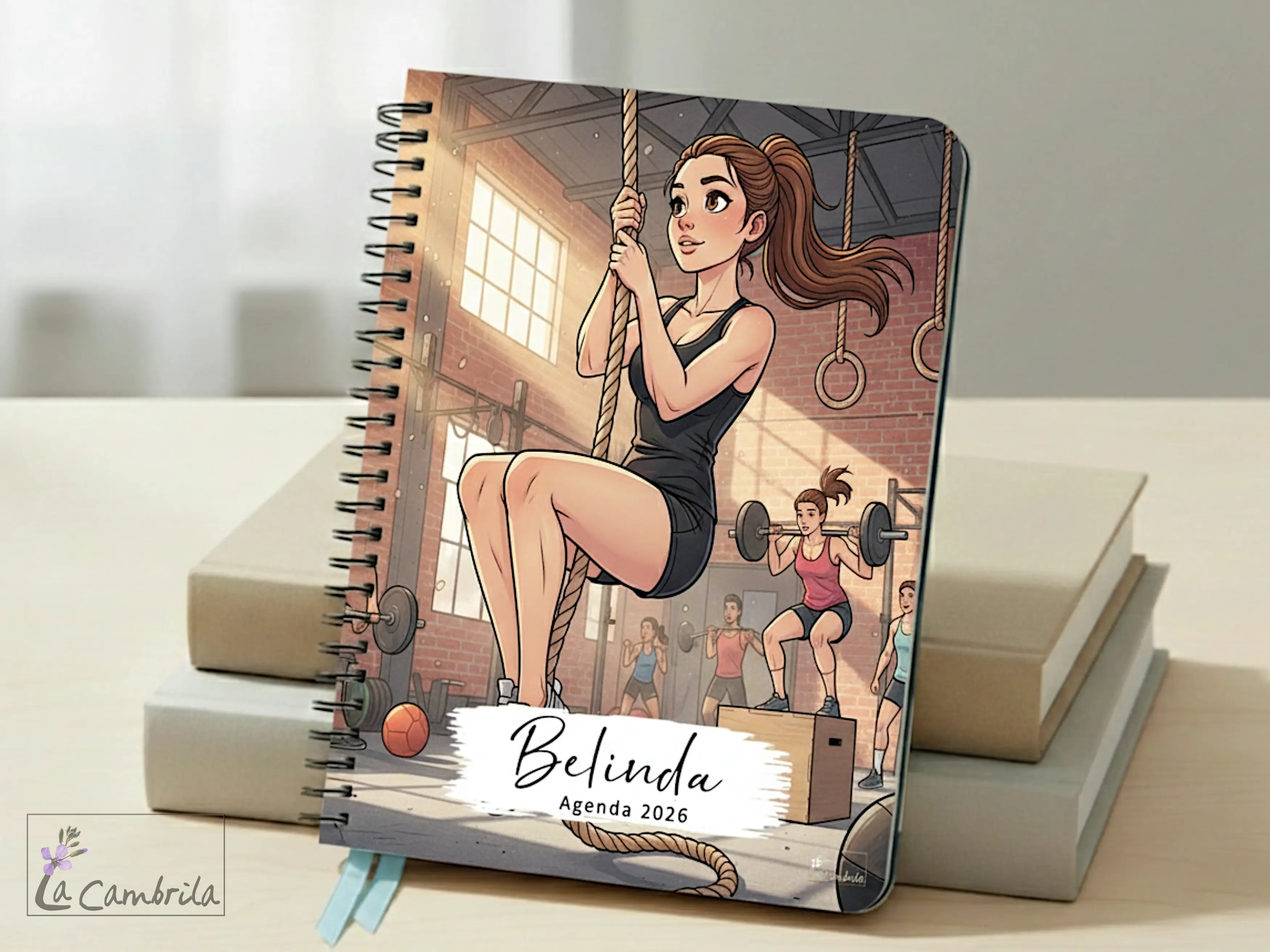 Crossfit. Chica trepando por la cuerda.