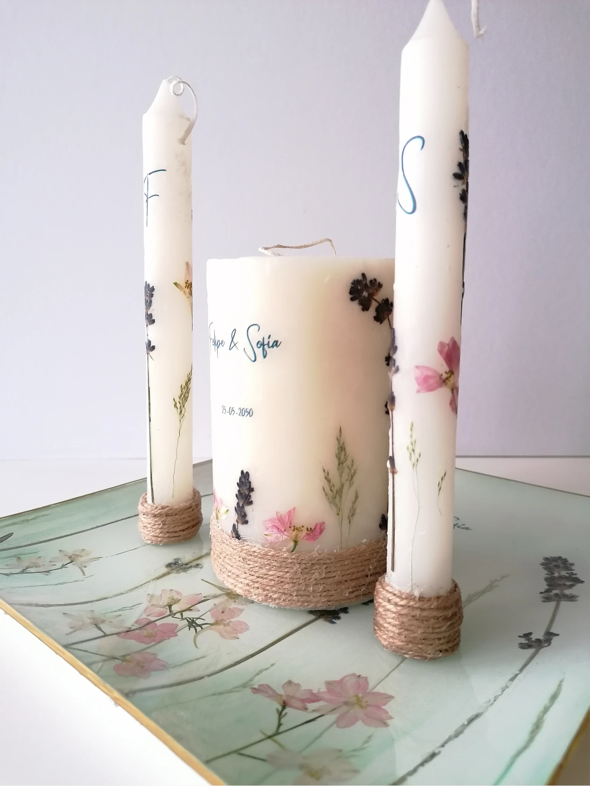 Conjunto de tres velas hechas a mano con flores prensadas naturales para realizar la ceremonia de la luz
