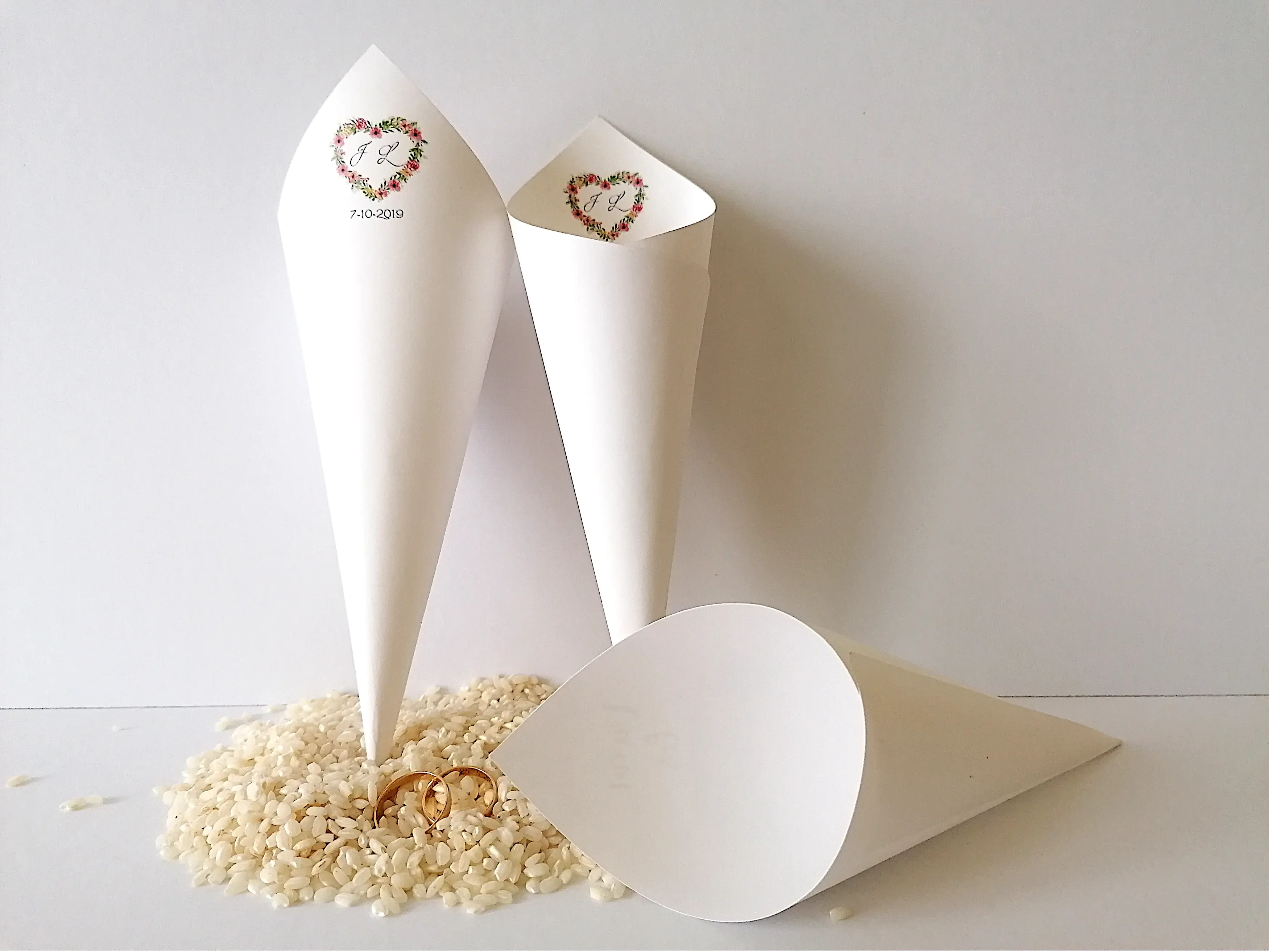 Cono o cucurucho de cartulina de 180gr decorado con un diseño corazón de flores. Están pensados para que los invitados a vuestra boda puedan portar con facilidad el arroz, confeti o pétalos para llenar de color vuestra salida del templo ya como matrimonio.