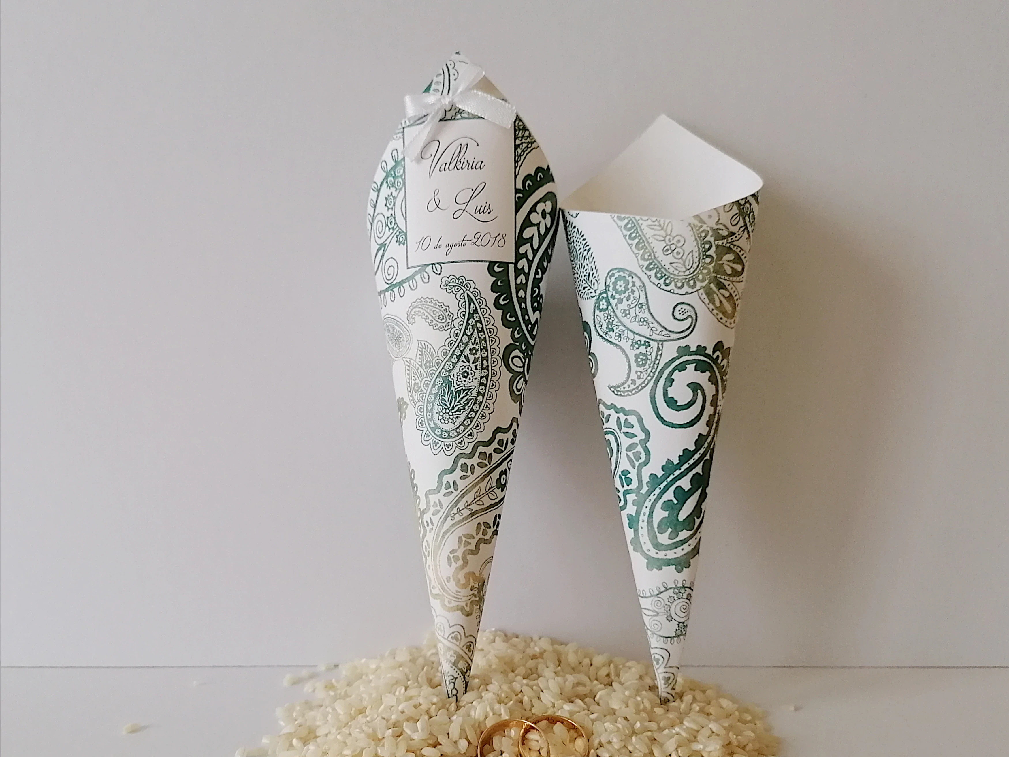 Cono o cucurucho de cartulina de 180gr decorado con un diseño Cachemir. Están pensados para que los invitados a vuestra boda puedan portar con facilidad el arroz, confeti o pétalos para llenar de color vuestra salida del templo ya como matrimonio.