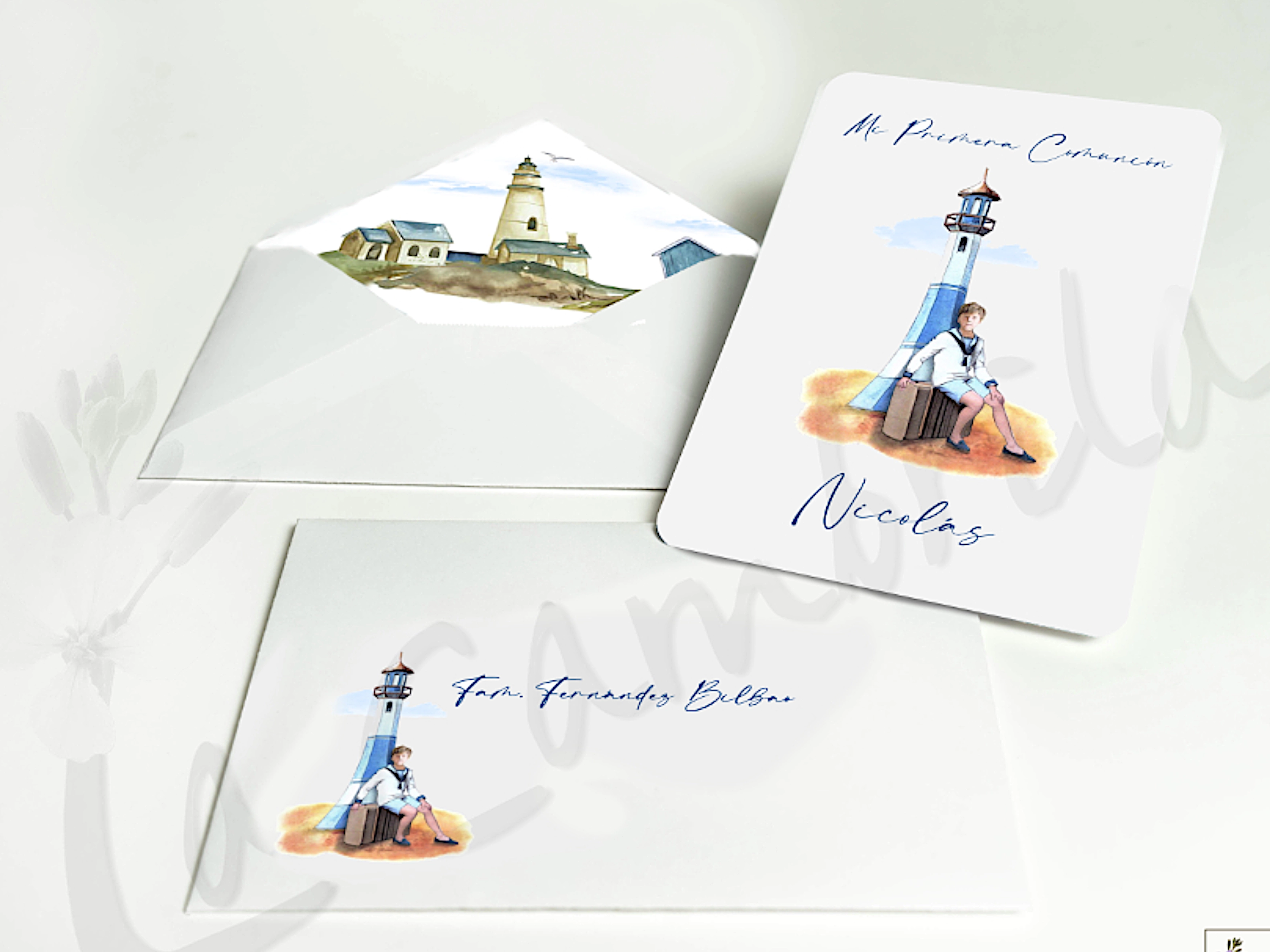 Invitación de comunión MOD. Faro azul. ilustración de faro azul con niño sentado sobre maleta. Sobre con forro y parte exterior del sobre ilustrado.
