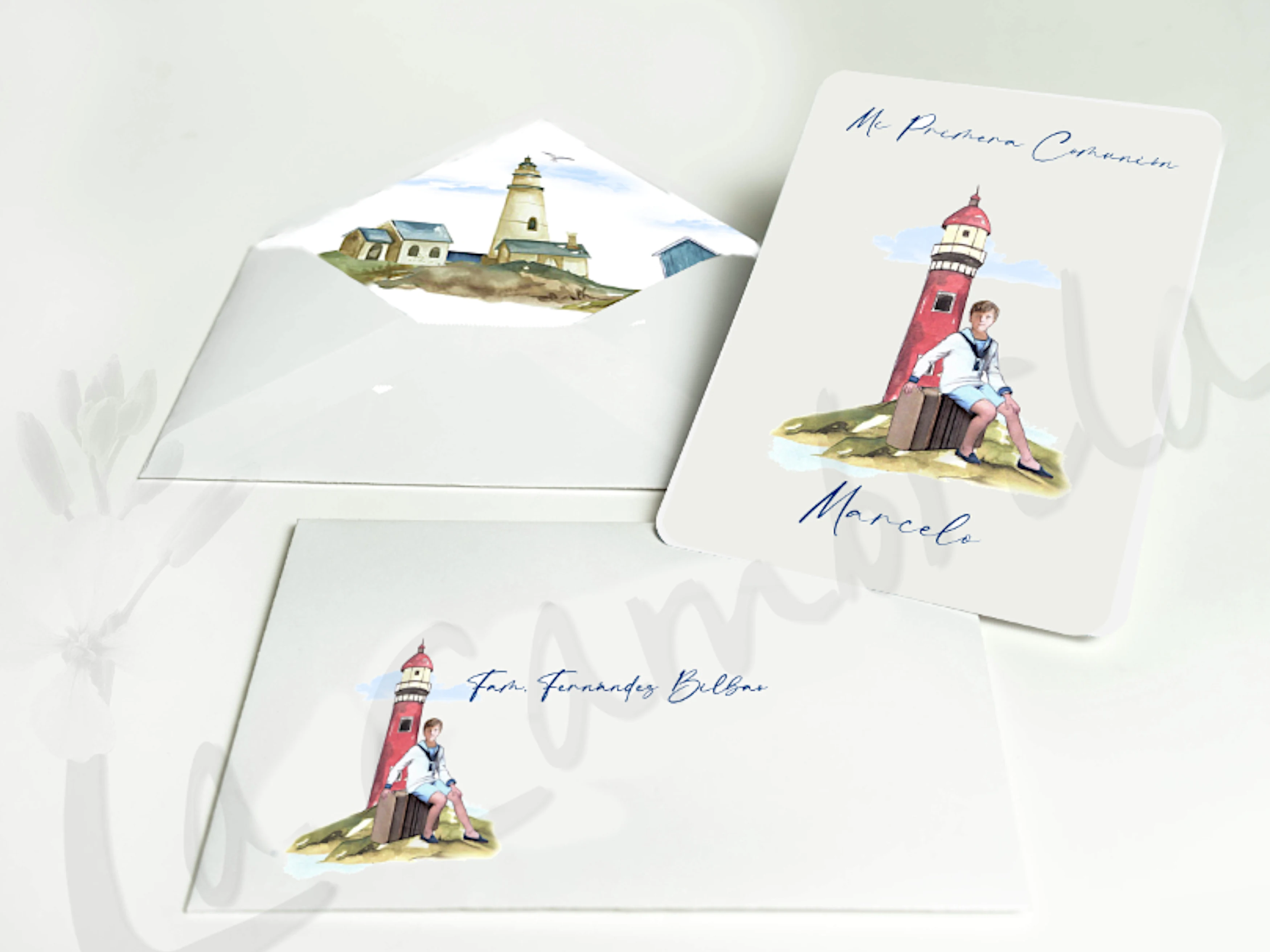 Invitación de comunión MOD. Faro rojo. ilustración de faro rojo con niño sentado sobre maleta. Sobre con forro y parte exterior del sobre ilustrada.