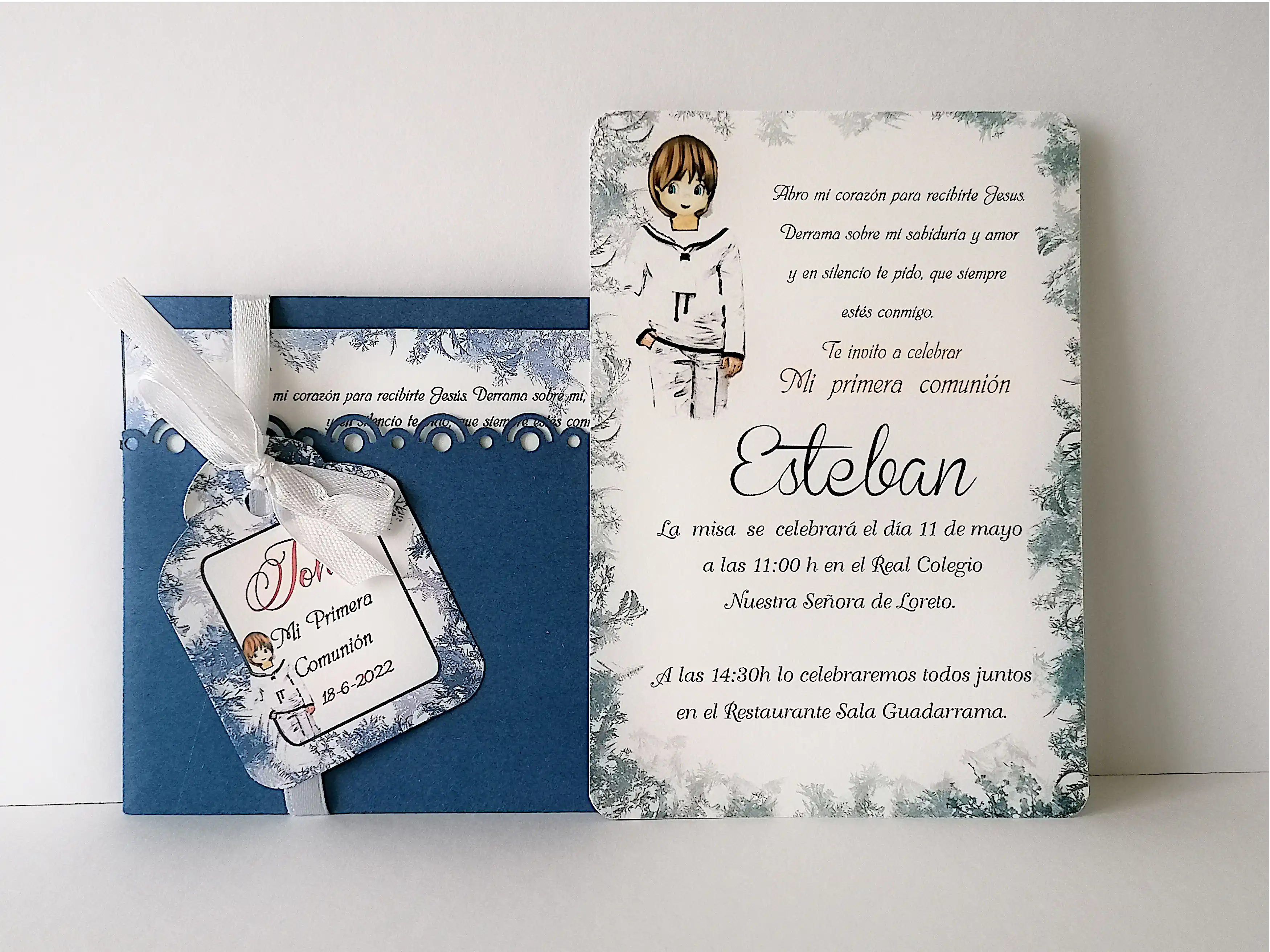 Invitación de comunión modelo mediterráneo. Elegante sobre con borde troquelado, lazo de raso y etiqueta con nombre y fecha. Tarjeta de invitación personalizada