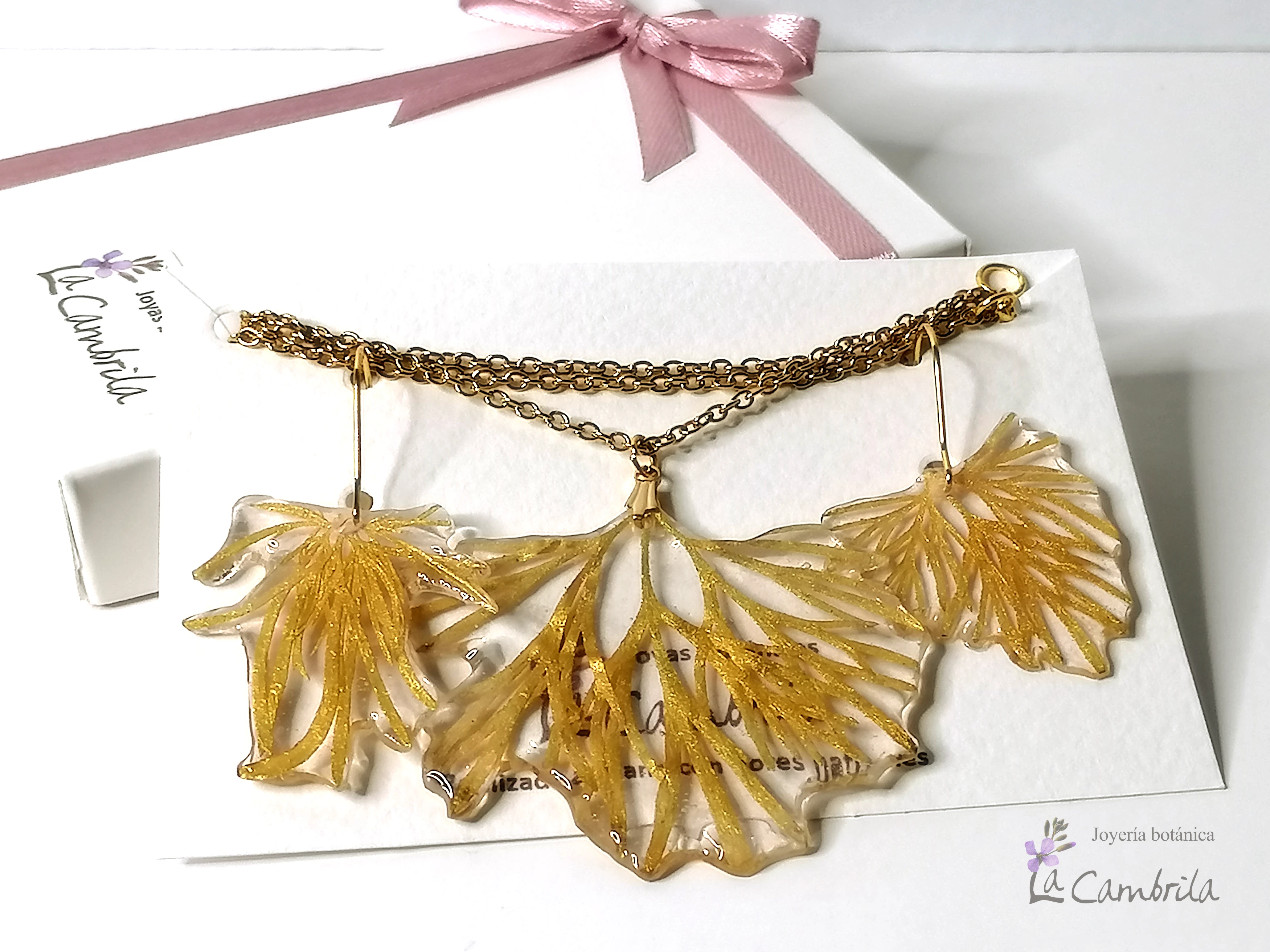 Conjunto Botánico Espuela de Caballero: Collar y Pendientes en Resina