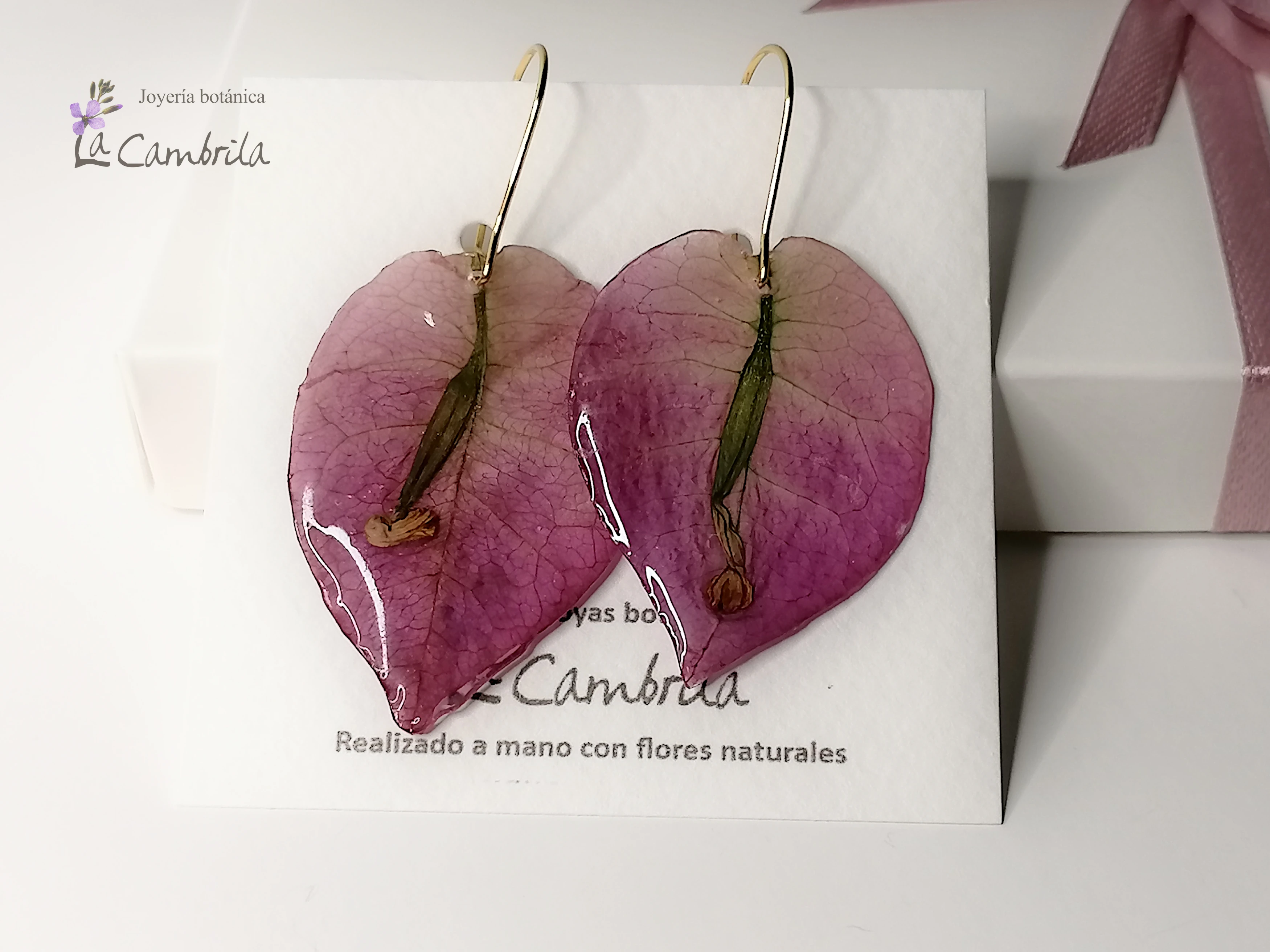 Pendientes de pétalos de buganvilla naturales