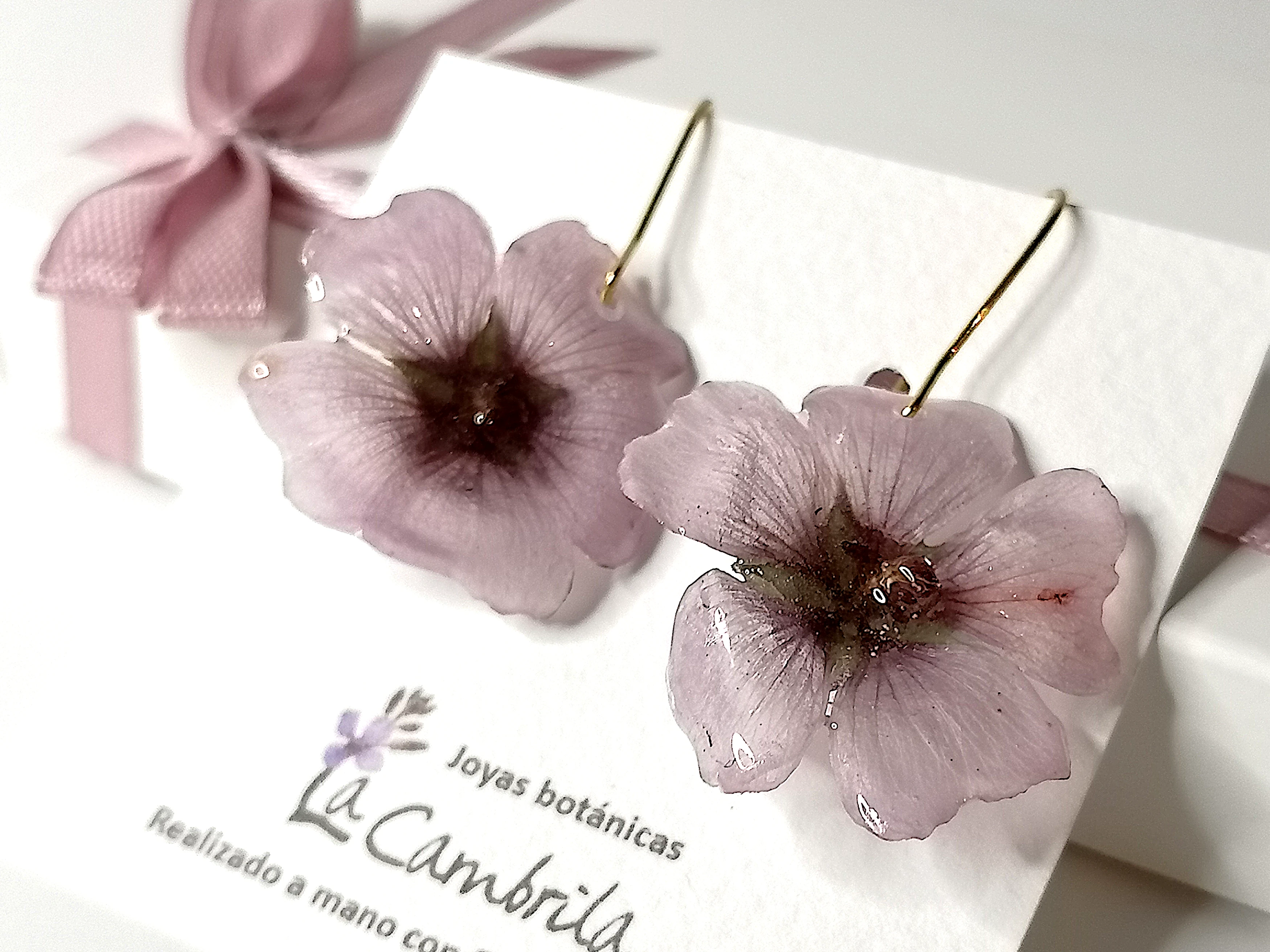 Pendientes de flores de malvavisco natural. El origen de esta pieza: La magia de lo silvestre. Cada pendiente es único pues no existen dos flores iguales.