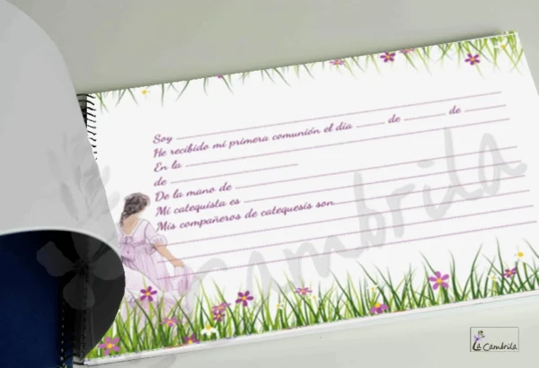 En este libro podrás recoger los sentimientos más importantes del día de tu primera comunión. Libro de firmas, dedicatorias, fotos y árbol de huellas. Hecho a mano. Nombre, fecha y foto personalizables. Tapas duras y plastificadas en mate. Tamaño 27,5 x 19 cm sin contar la espiral. Número de páginas 27. Páginas ilustradas 8 el resto en blanco. Contiene 1 árbol de huellas, 8 pág. para firmas y dedicatorias en papel de 200gr. 10 pág para fotografías en papel de 300gr. Ilustración basada en el vestido modelo Afrodita de "La esencia eres tu" fotógrafa Noelia de Estela Photography. Noelia de Estela Photography La esencia eres tú