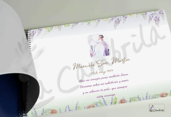 En este libro podrás recoger los sentimientos más importantes del día de tu primera comunión. Libro de firmas, dedicatorias, fotos y árbol de huellas. Hecho a mano. Nombre, fecha y foto personalizables. Tapas duras y plastificadas en mate. Tamaño 27,5 x 19 cm sin contar la espiral. Número de páginas 27. Páginas ilustradas 8 el resto en blanco. Contiene 1 árbol de huellas, 8 pág. para firmas y dedicatorias en papel de 200gr. 10 pág para fotografías en papel de 300gr. Ilustración basada en el vestido modelo Afrodita de "La esencia eres tu" fotógrafa Noelia de Estela Photography. Noelia de Estela Photography La esencia eres tú