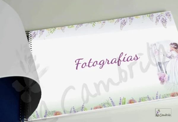 En este libro podrás recoger los sentimientos más importantes del día de tu primera comunión. Libro de firmas, dedicatorias, fotos y árbol de huellas. Hecho a mano. Nombre, fecha y foto personalizables. Tapas duras y plastificadas en mate. Tamaño 27,5 x 19 cm sin contar la espiral. Número de páginas 27. Páginas ilustradas 8 el resto en blanco. Contiene 1 árbol de huellas, 8 pág. para firmas y dedicatorias en papel de 200gr. 10 pág para fotografías en papel de 300gr. Ilustración basada en el vestido modelo Afrodita de "La esencia eres tu" fotógrafa Noelia de Estela Photography. Noelia de Estela Photography La esencia eres tú