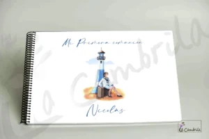 Elegante libro de firmas, álbum de fotos y lámina para árbol de huellas .En este libro podrás recoger los sentimientos más importantes del día de tu primera comunión. Libro de firmas, dedicatorias, fotos y árbol de huellas. Hecho a mano. Nombre, fecha y foto personalizables. Tapas duras y plastificadas en mate. Tamaño 27,5 x 19 cm sin contar la espiral. Número de páginas 27. Páginas ilustradas 8 el resto en blanco. Contiene 1 árbol de huellas, 8 pág. para firmas y dedicatorias en papel de 200gr. 10 pág para fotografías en papel de 300gr.