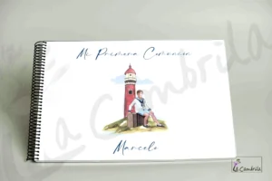 Elegante libro de firmas, álbum de fotos y lámina para árbol de huellas .En este libro podrás recoger los sentimientos más importantes del día de tu primera comunión. Libro de firmas, dedicatorias, fotos y árbol de huellas. Hecho a mano. Nombre, fecha y foto personalizables. Tapas duras y plastificadas en mate. Tamaño 27,5 x 19 cm sin contar la espiral. Número de páginas 27. Páginas ilustradas 8 el resto en blanco. Contiene 1 árbol de huellas, 8 pág. para firmas y dedicatorias en papel de 200gr. 10 pág para fotografías en papel de 300gr.