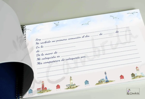 Elegante libro de firmas, álbum de fotos y lámina para árbol de huellas .En este libro podrás recoger los sentimientos más importantes del día de tu primera comunión. Libro de firmas, dedicatorias, fotos y árbol de huellas. Hecho a mano. Nombre, fecha y foto personalizables. Tapas duras y plastificadas en mate. Tamaño 27,5 x 19 cm sin contar la espiral. Número de páginas 27. Páginas ilustradas 8 el resto en blanco. Contiene 1 árbol de huellas, 8 pág. para firmas y dedicatorias en papel de 200gr. 10 pág para fotografías en papel de 300gr.