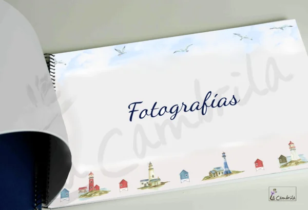 Elegante libro de firmas, álbum de fotos y lámina para árbol de huellas .En este libro podrás recoger los sentimientos más importantes del día de tu primera comunión. Libro de firmas, dedicatorias, fotos y árbol de huellas. Hecho a mano. Nombre, fecha y foto personalizables. Tapas duras y plastificadas en mate. Tamaño 27,5 x 19 cm sin contar la espiral. Número de páginas 27. Páginas ilustradas 8 el resto en blanco. Contiene 1 árbol de huellas, 8 pág. para firmas y dedicatorias en papel de 200gr. 10 pág para fotografías en papel de 300gr.